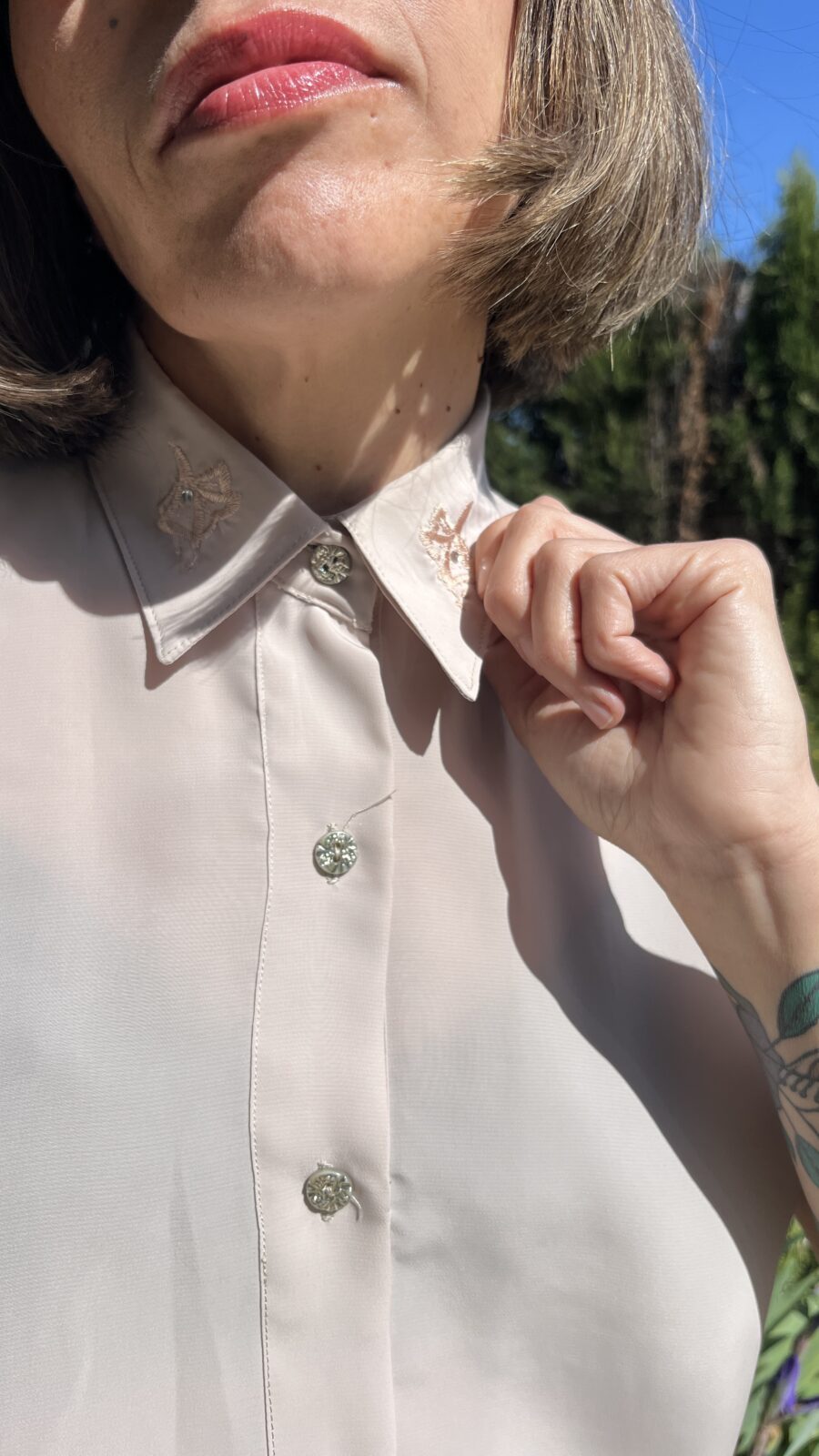 Camisa Vintage Años 80 Customizada con Detalles Bordados - Imagen 8