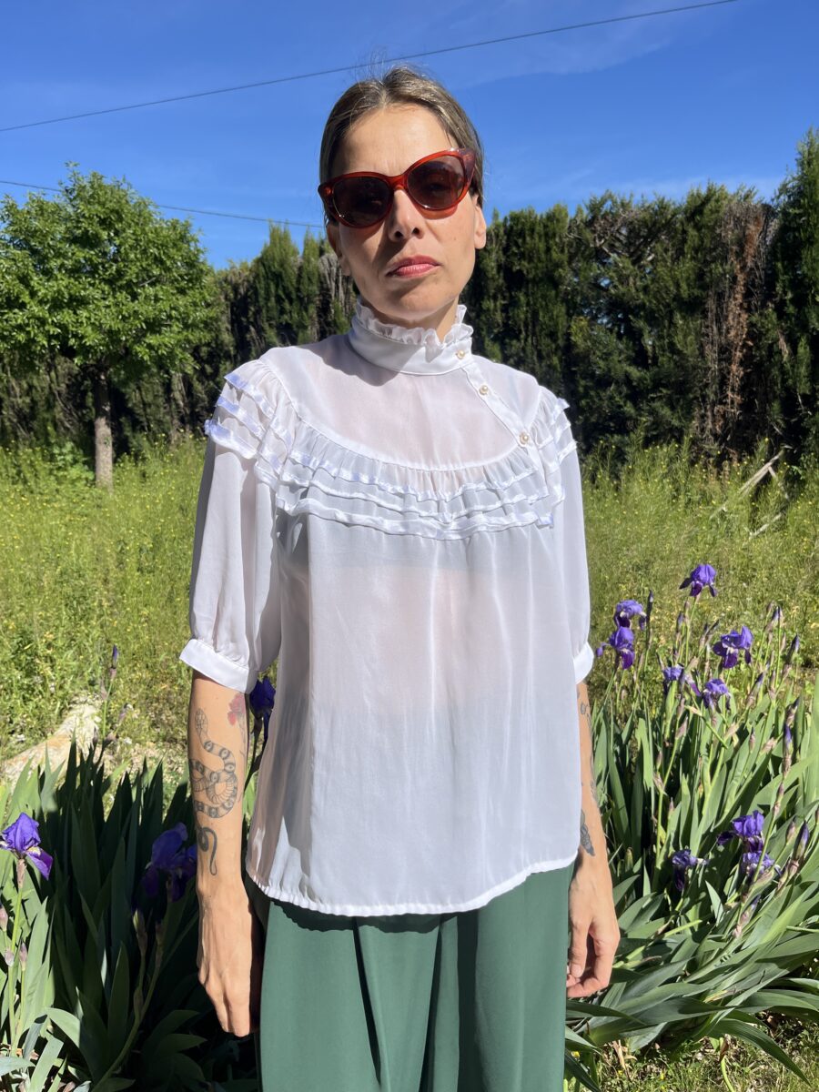 Blusa Vintage con Volantes y Cuello Alto. Fabricada en Corea - Imagen 12
