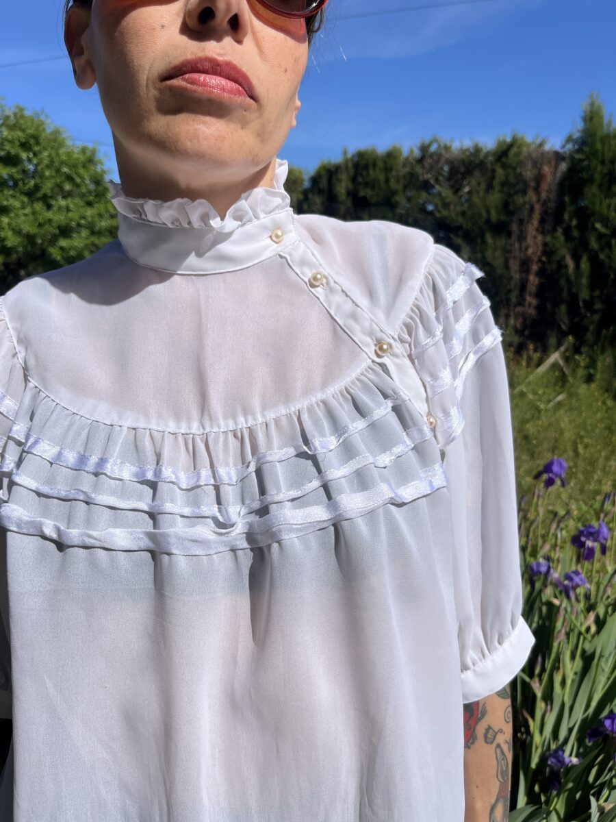 Blusa Vintage con Volantes y Cuello Alto. Fabricada en Corea - Imagen 2