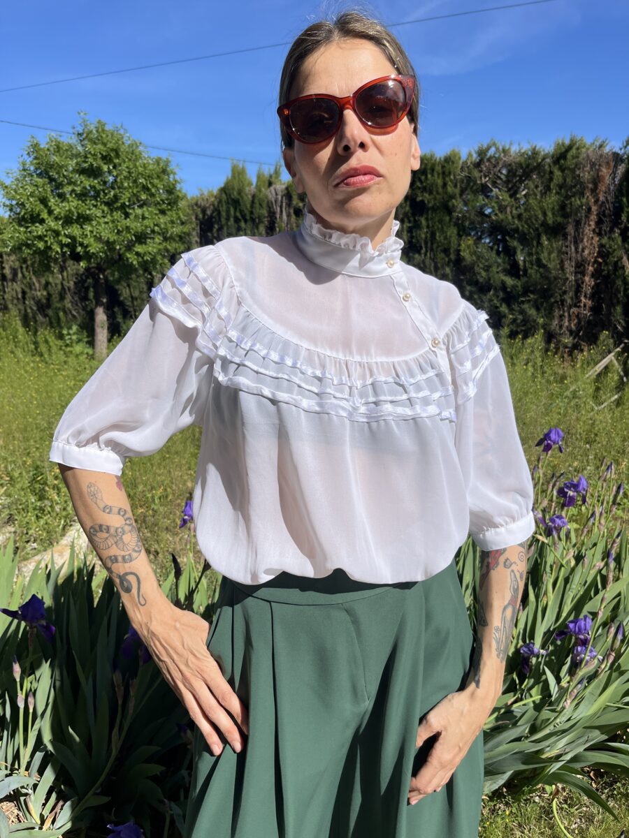 Blusa Vintage con Volantes y Cuello Alto. Fabricada en Corea - Imagen 10