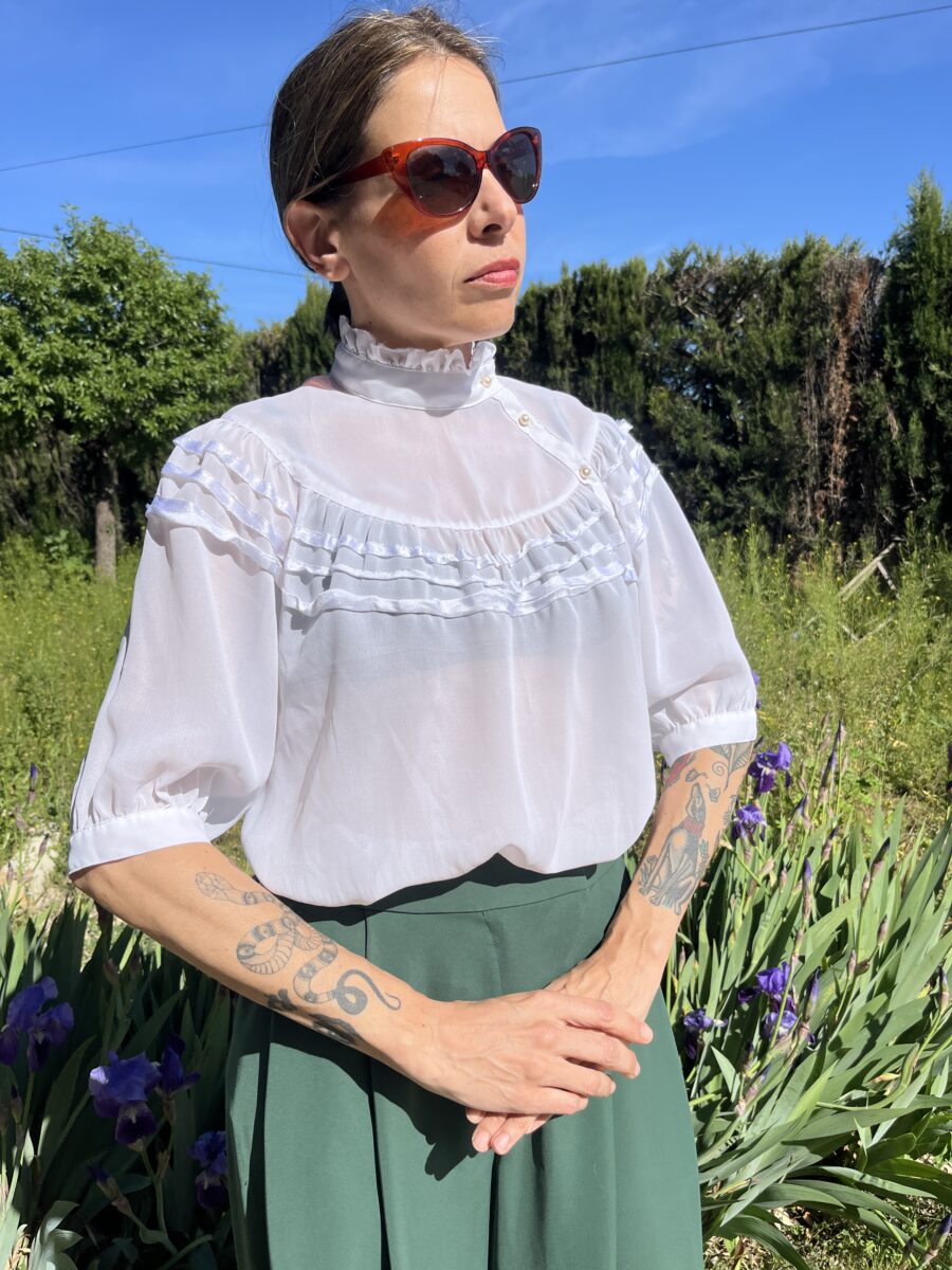 Blusa Vintage con Volantes y Cuello Alto. Fabricada en Corea - Imagen 4