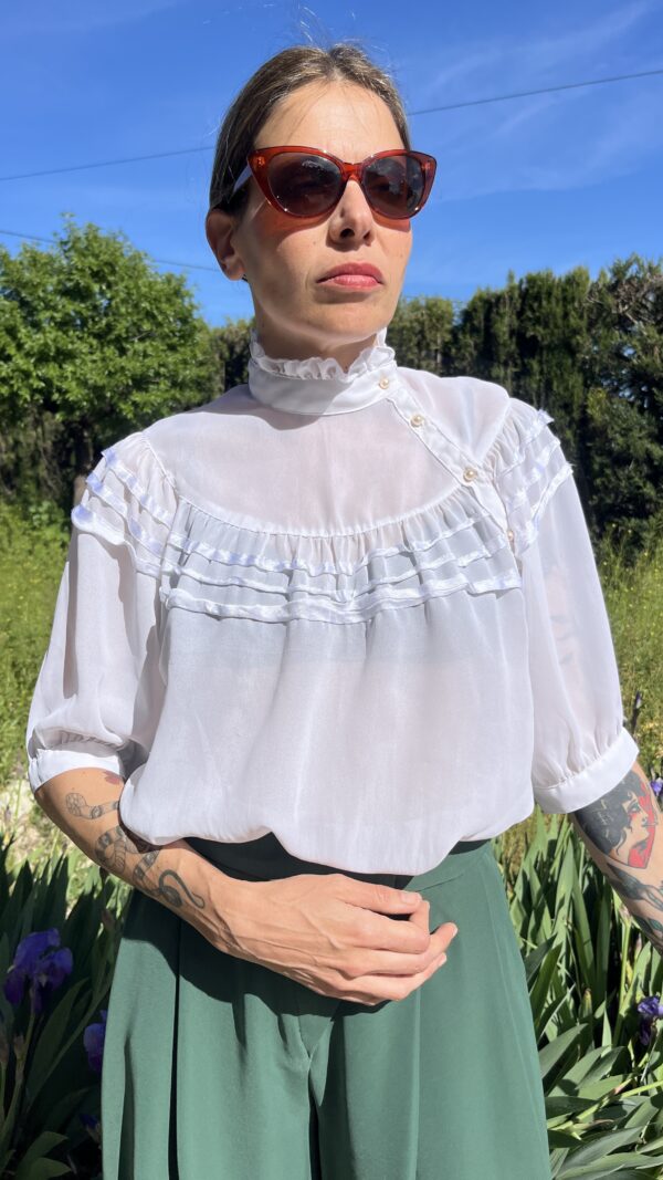 Blusa Vintage con Volantes y Cuello Alto – Fabricada en Corea