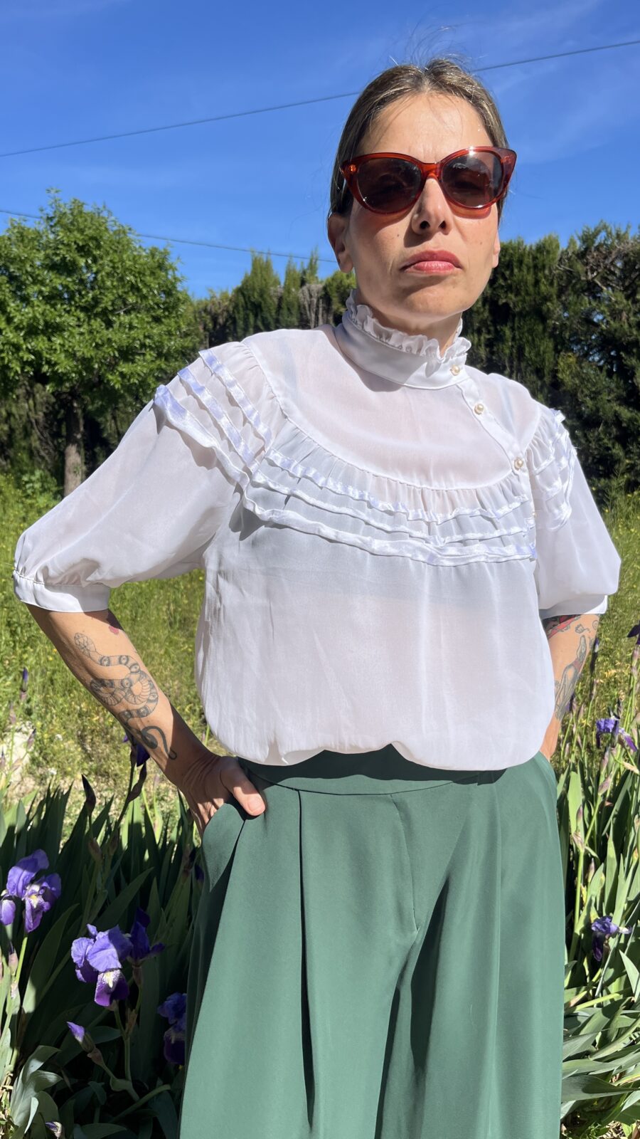 Blusa Vintage con Volantes y Cuello Alto. Fabricada en Corea - Imagen 6