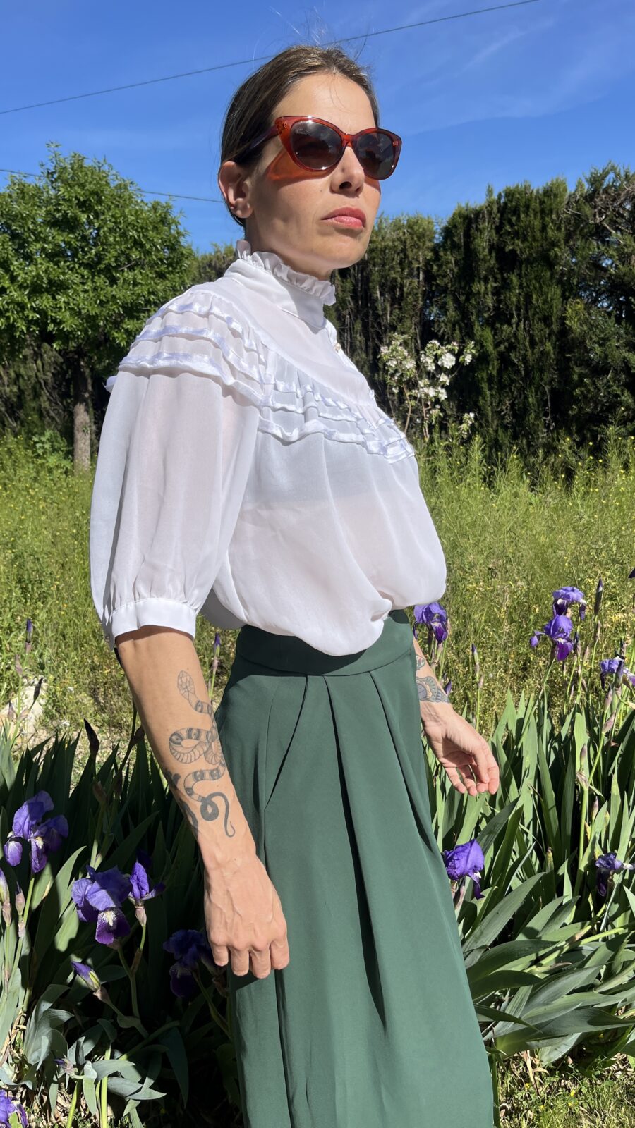 Blusa Vintage con Volantes y Cuello Alto. Fabricada en Corea - Imagen 3