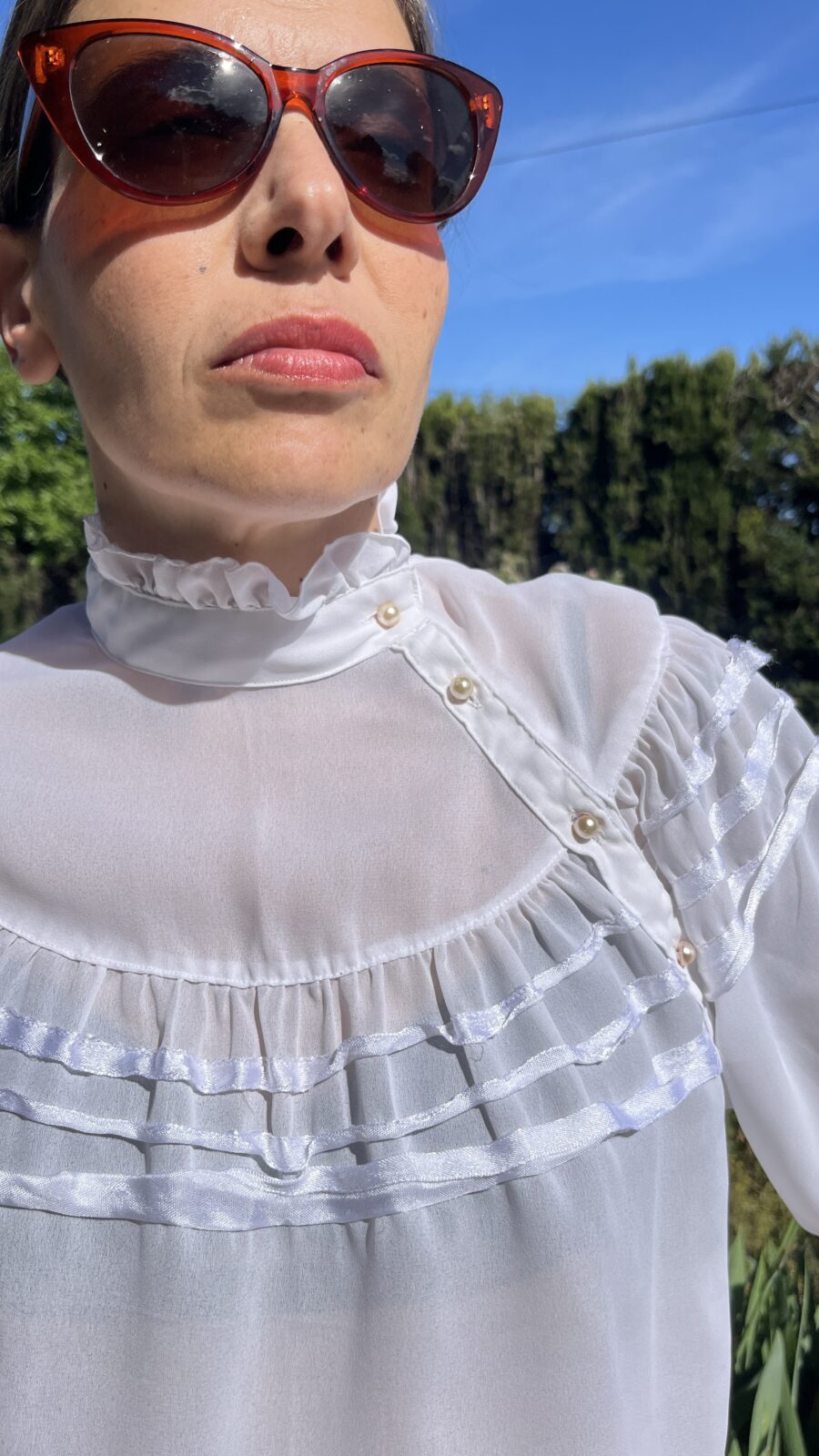 Blusa Vintage con Volantes y Cuello Alto. Fabricada en Corea - Imagen 5