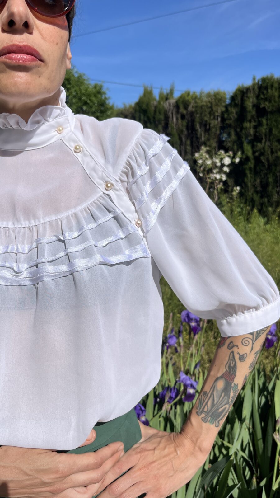 Blusa Vintage con Volantes y Cuello Alto. Fabricada en Corea - Imagen 7