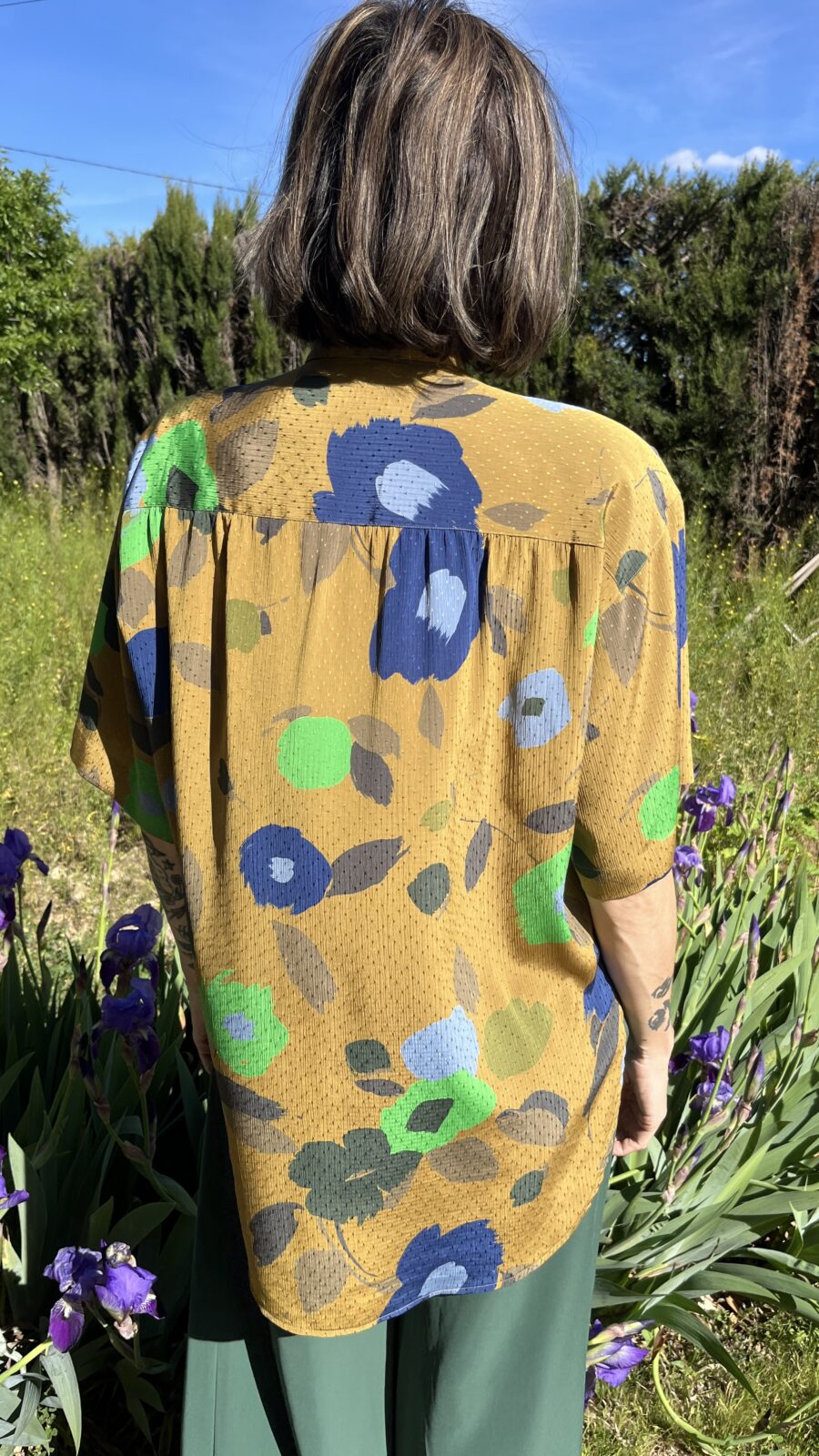 Camisa Vintage Española de los Años 80 con Estampado Floral Abstracto - Imagen 11