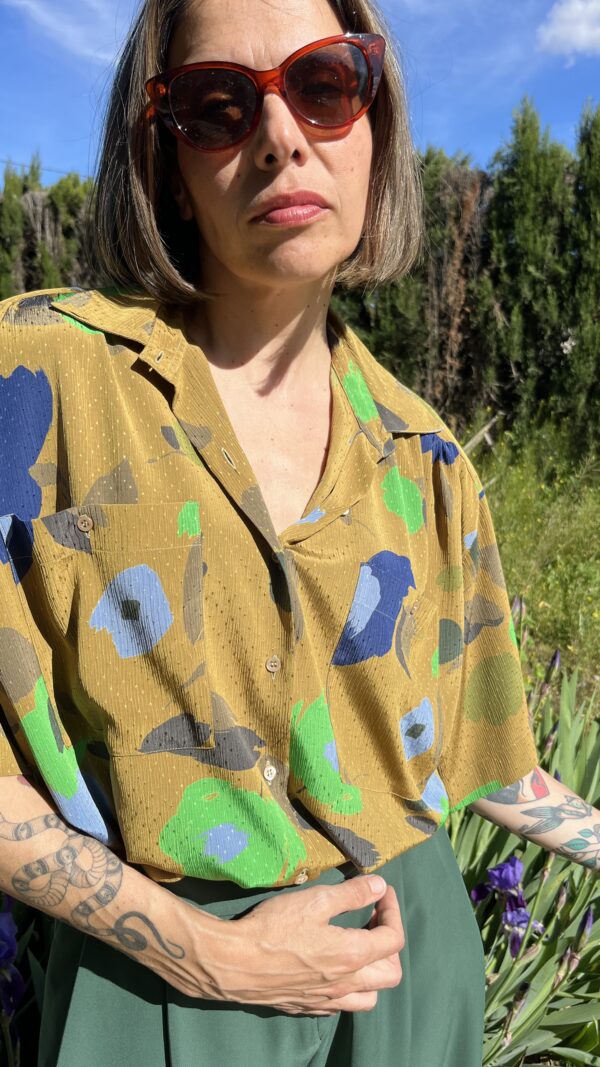 Camisa Vintage Española de los Años 80 con Estampado Floral Abstracto