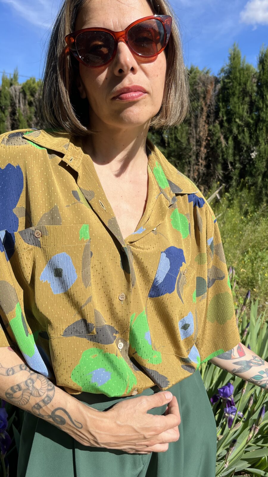 Camisa Vintage Española de los Años 80 con Estampado Floral Abstracto