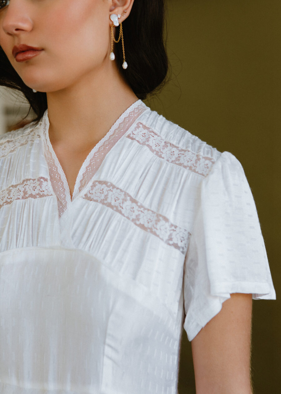 Vestido Antiguo "Florentina" de Raso Texturizado con Encaje Valencienne y Caída Asimétrica - Imagen 6