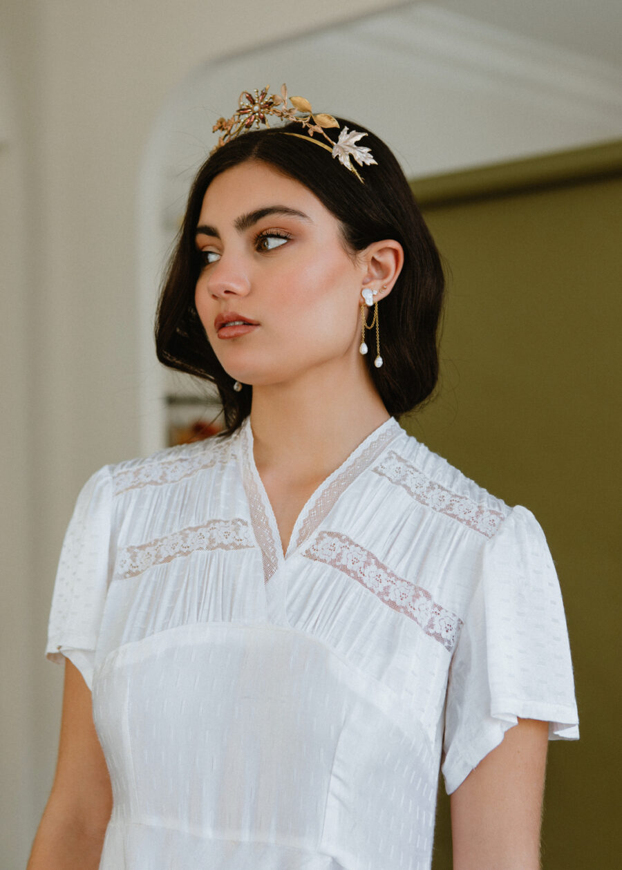 Vestido Antiguo "Florentina" de Raso Texturizado con Encaje Valencienne y Caída Asimétrica - Imagen 3