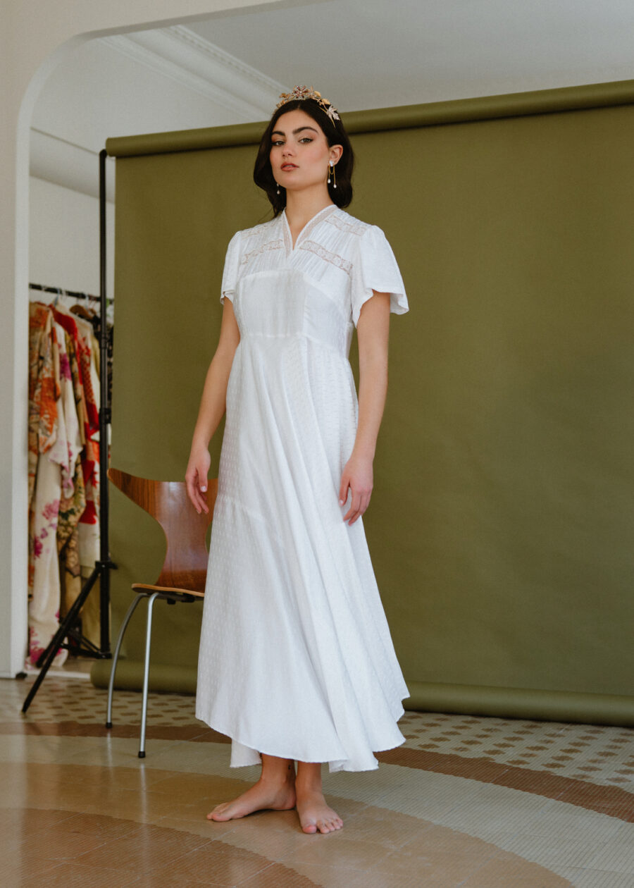 Vestido Antiguo "Florentina" de Raso Texturizado con Encaje Valencienne y Caída Asimétrica - Imagen 2