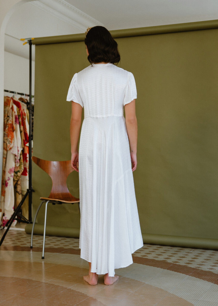 Vestido Antiguo "Florentina" de Raso Texturizado con Encaje Valencienne y Caída Asimétrica - Imagen 7