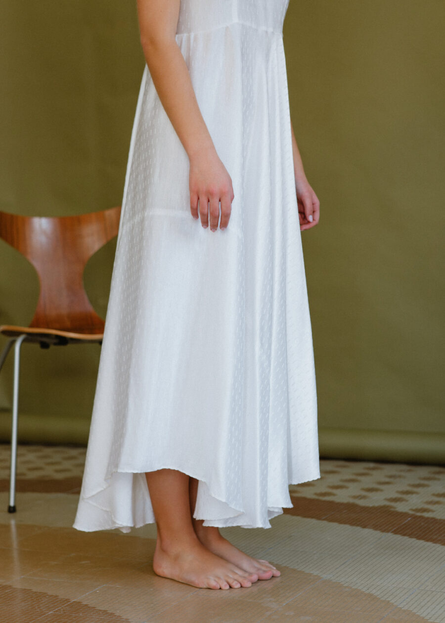 Vestido Antiguo "Florentina" de Raso Texturizado con Encaje Valencienne y Caída Asimétrica - Imagen 5