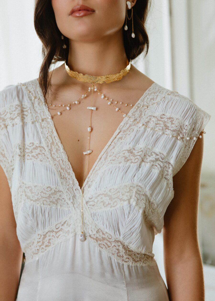 Vestido "Casta" Original de Principios del Siglo XX con Cuerpo de Encaje y Falda en raso de seda - Imagen 3