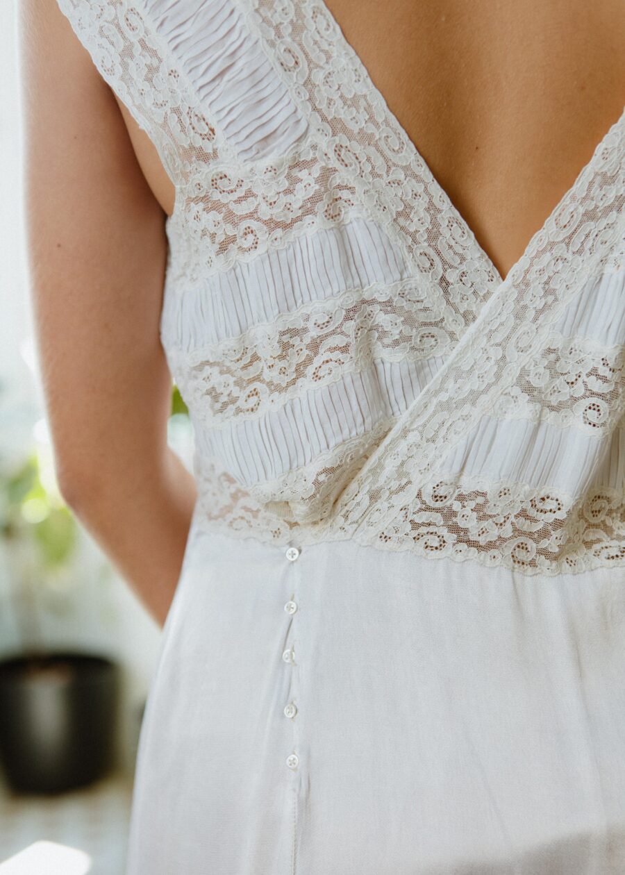 Vestido "Casta" Original de Principios del Siglo XX con Cuerpo de Encaje y Falda en raso de seda - Imagen 6