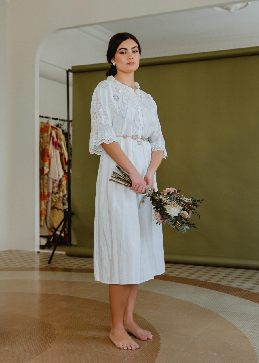 Vestido Lencero Antiguo "Gertrudis" de Algodón con Bordado Inglés, Entredoses y Aplicaciones de Encaje – Principios del S.XX - Imagen 2