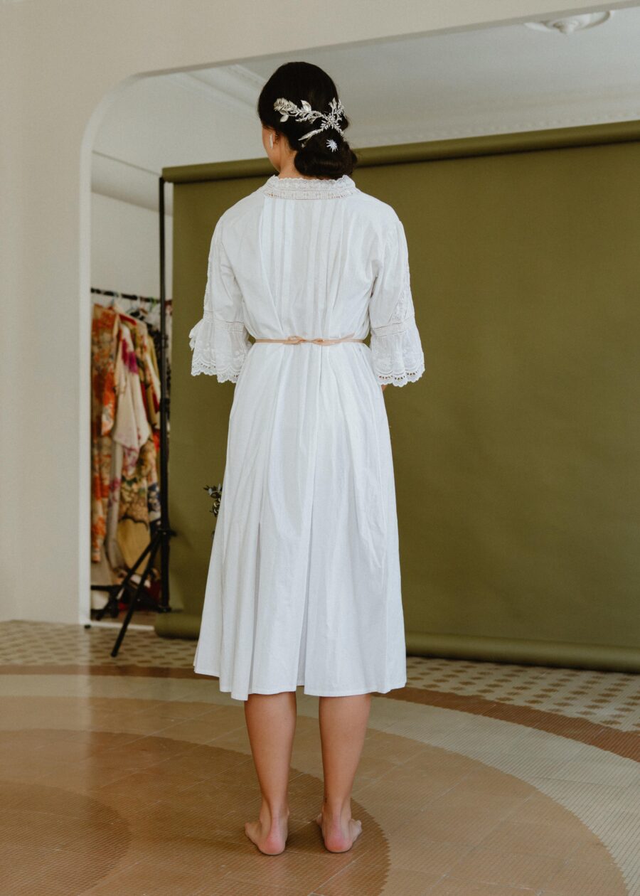 Vestido Lencero Antiguo "Gertrudis" de Algodón con Bordado Inglés, Entredoses y Aplicaciones de Encaje – Principios del S.XX - Imagen 9