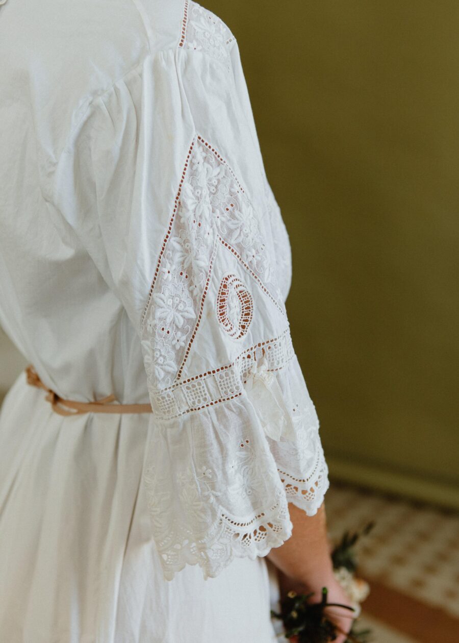 Vestido Lencero Antiguo "Gertrudis" de Algodón con Bordado Inglés, Entredoses y Aplicaciones de Encaje – Principios del S.XX - Imagen 4