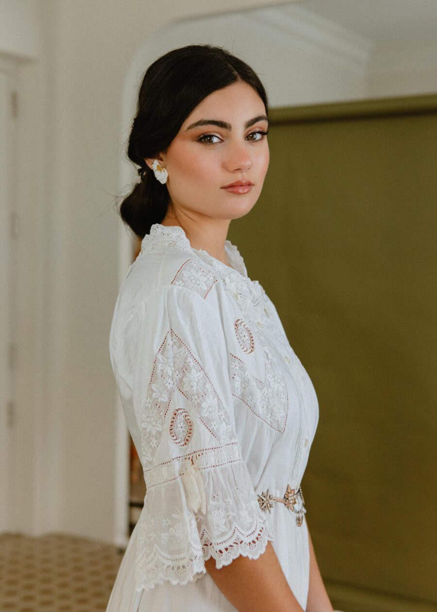 Vestido Lencero Antiguo de Algodón con Bordado Inglés, Entredoses y Aplicaciones de Encaje – Principios del S.XX