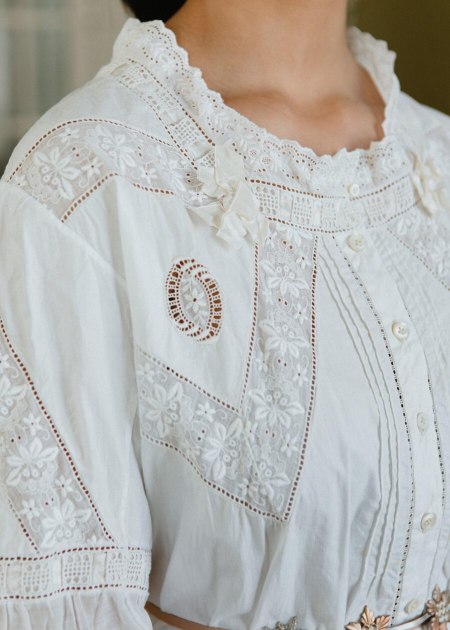 Vestido Lencero Antiguo "Gertrudis" de Algodón con Bordado Inglés, Entredoses y Aplicaciones de Encaje – Principios del S.XX - Imagen 3