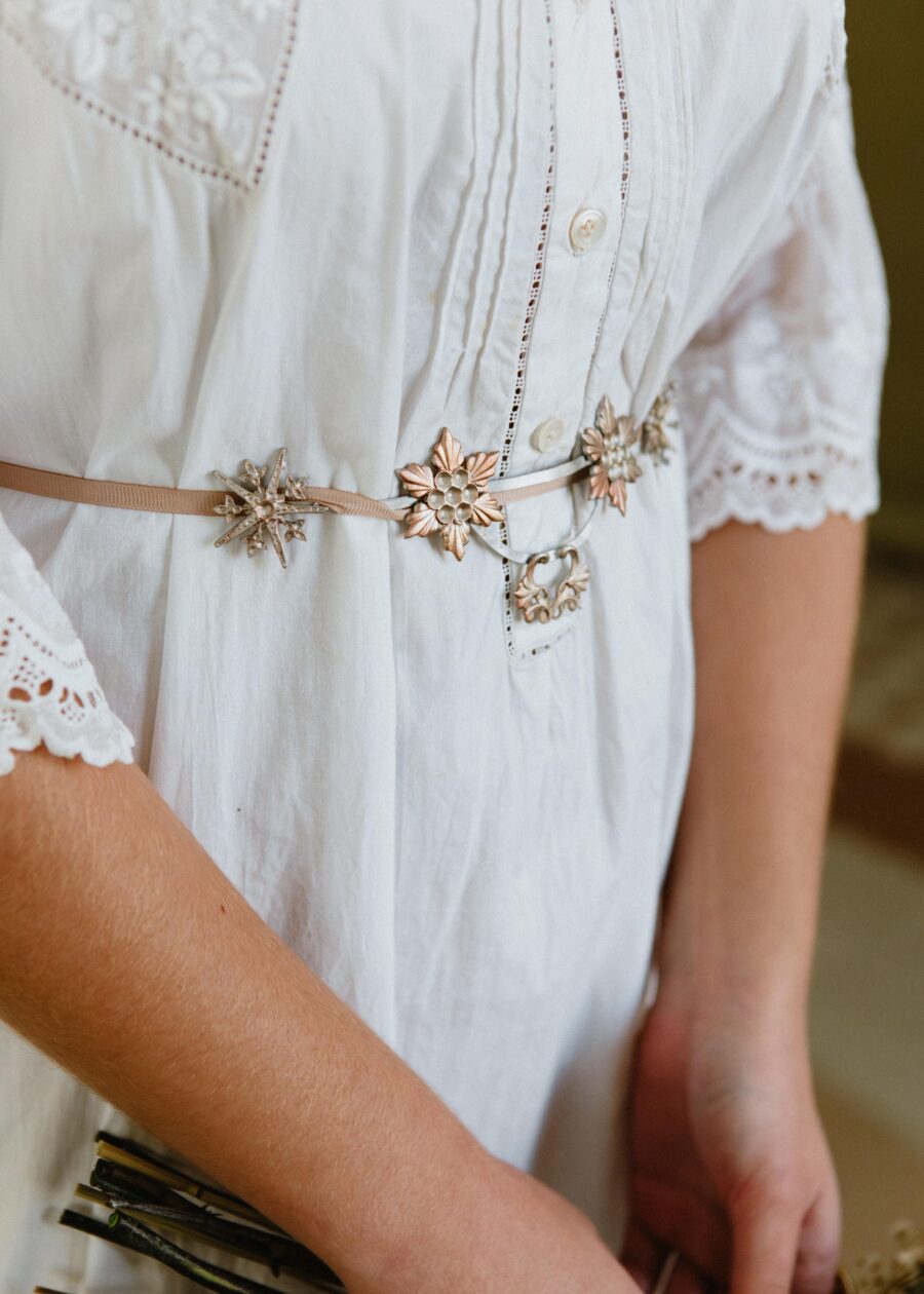 Vestido Lencero Antiguo "Gertrudis" de Algodón con Bordado Inglés, Entredoses y Aplicaciones de Encaje – Principios del S.XX - Imagen 7
