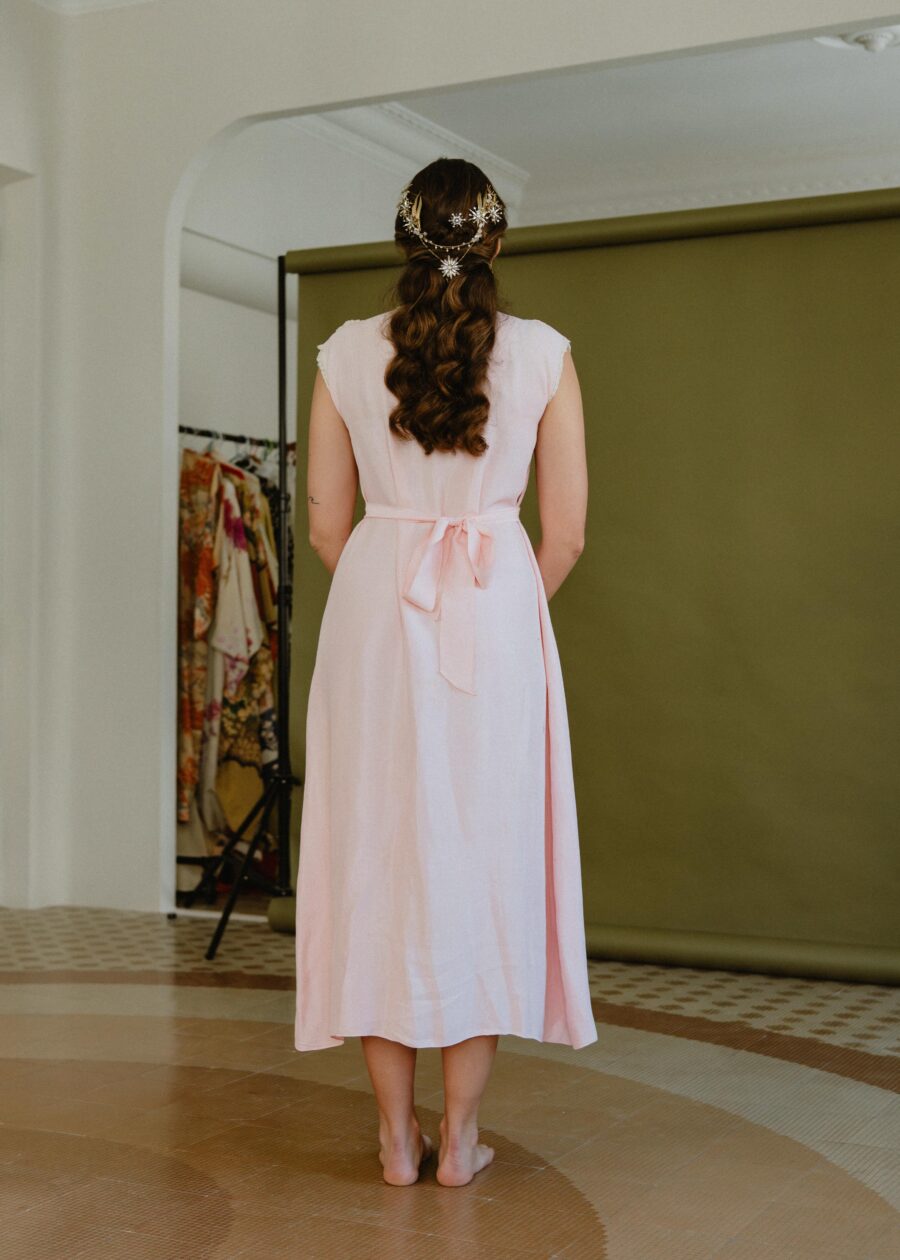 Vestido Original de los Años 30 "Salvadora" en Sedina Rosa Palo con Volantes y Puntilla de Algodón - Imagen 4