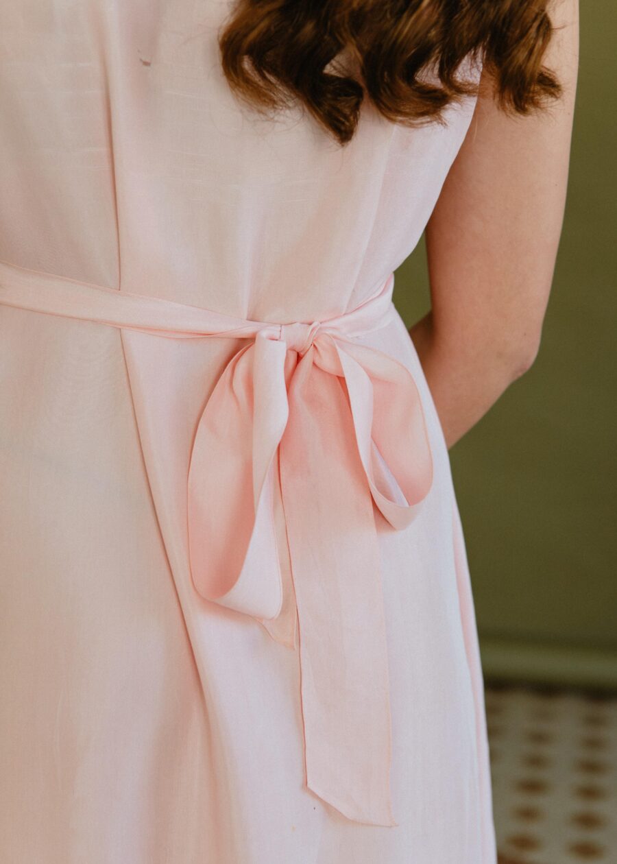 Vestido Original de los Años 30 "Salvadora" en Sedina Rosa Palo con Volantes y Puntilla de Algodón - Imagen 5