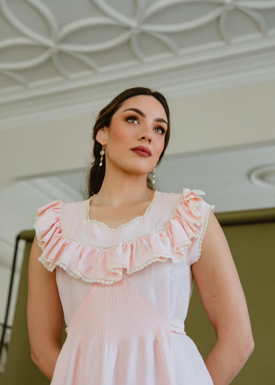 Vestido Original de los Años 30 "Salvadora" en Sedina Rosa Palo con Volantes y Puntilla de Algodón - Imagen 3