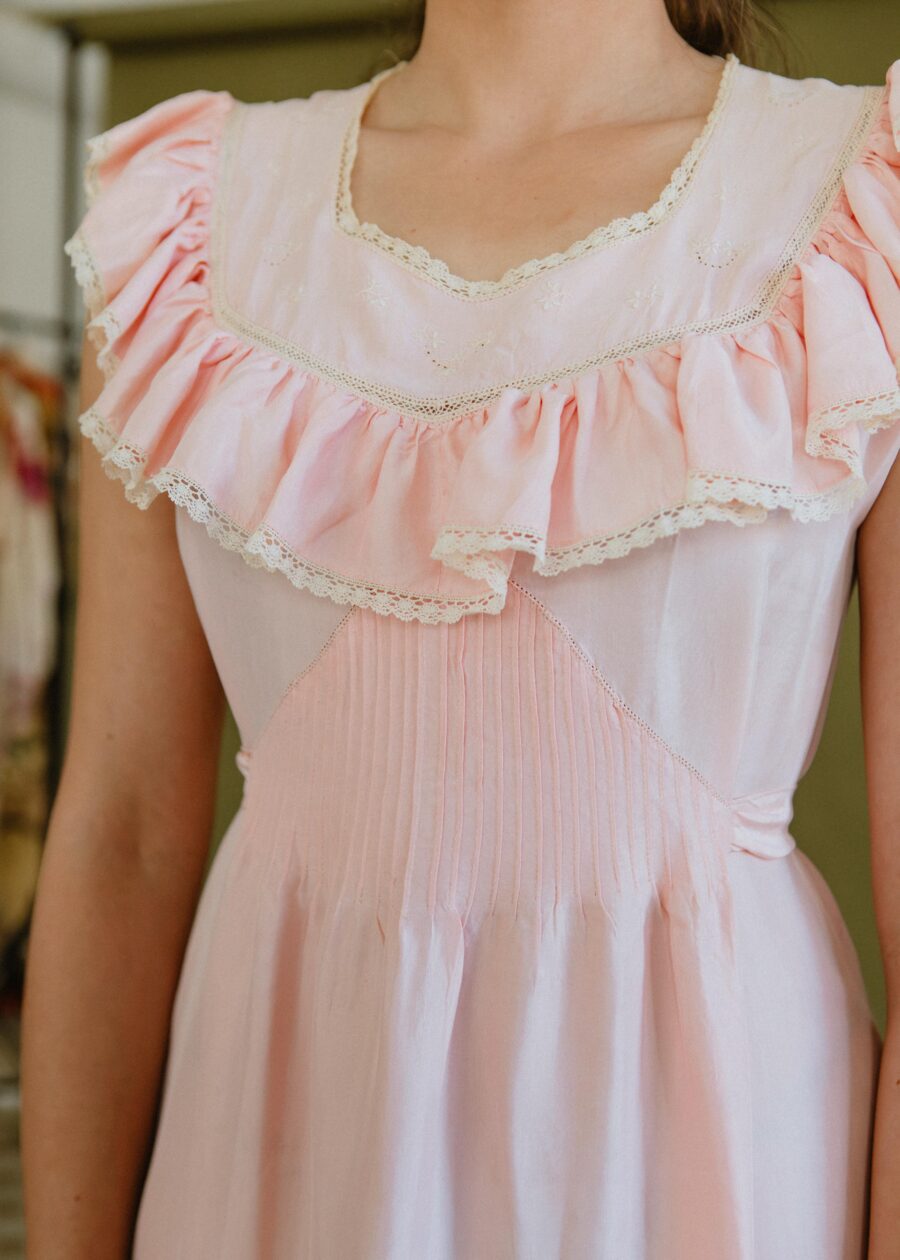 Vestido Original de los Años 30 "Salvadora" en Sedina Rosa Palo con Volantes y Puntilla de Algodón - Imagen 2