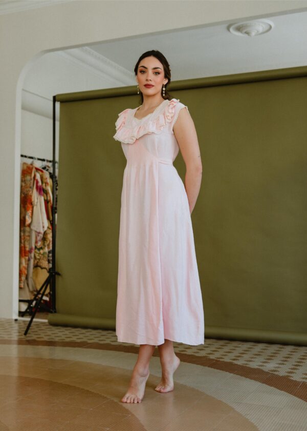 Vestido Original de los Años 30 en Sedina Rosa Palo con Volantes y Puntilla de Algodón