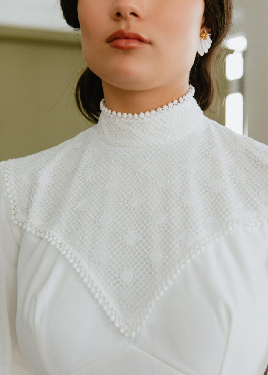 Vestido de Novia Vintage Años 70 "Romualda" con Canesú y Puños Ribeteados - Imagen 12