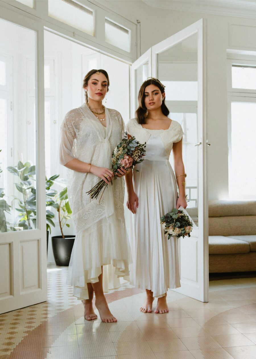 Vestido de Novia "Andrea" con Sobrecapa de Encaje – Primera Mitad del Siglo XX - Imagen 11