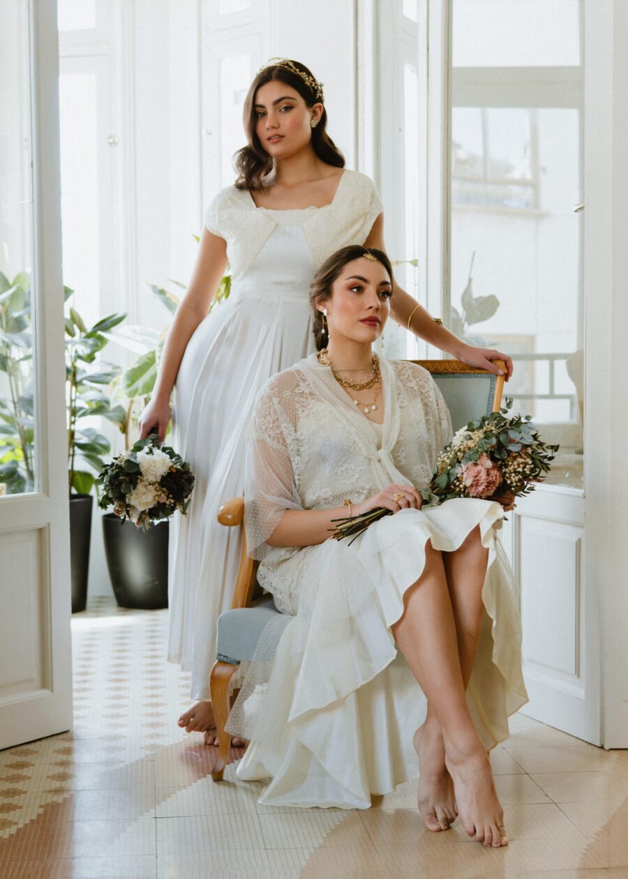 Vestido de Novia "Andrea" con Sobrecapa de Encaje – Primera Mitad del Siglo XX - Imagen 13