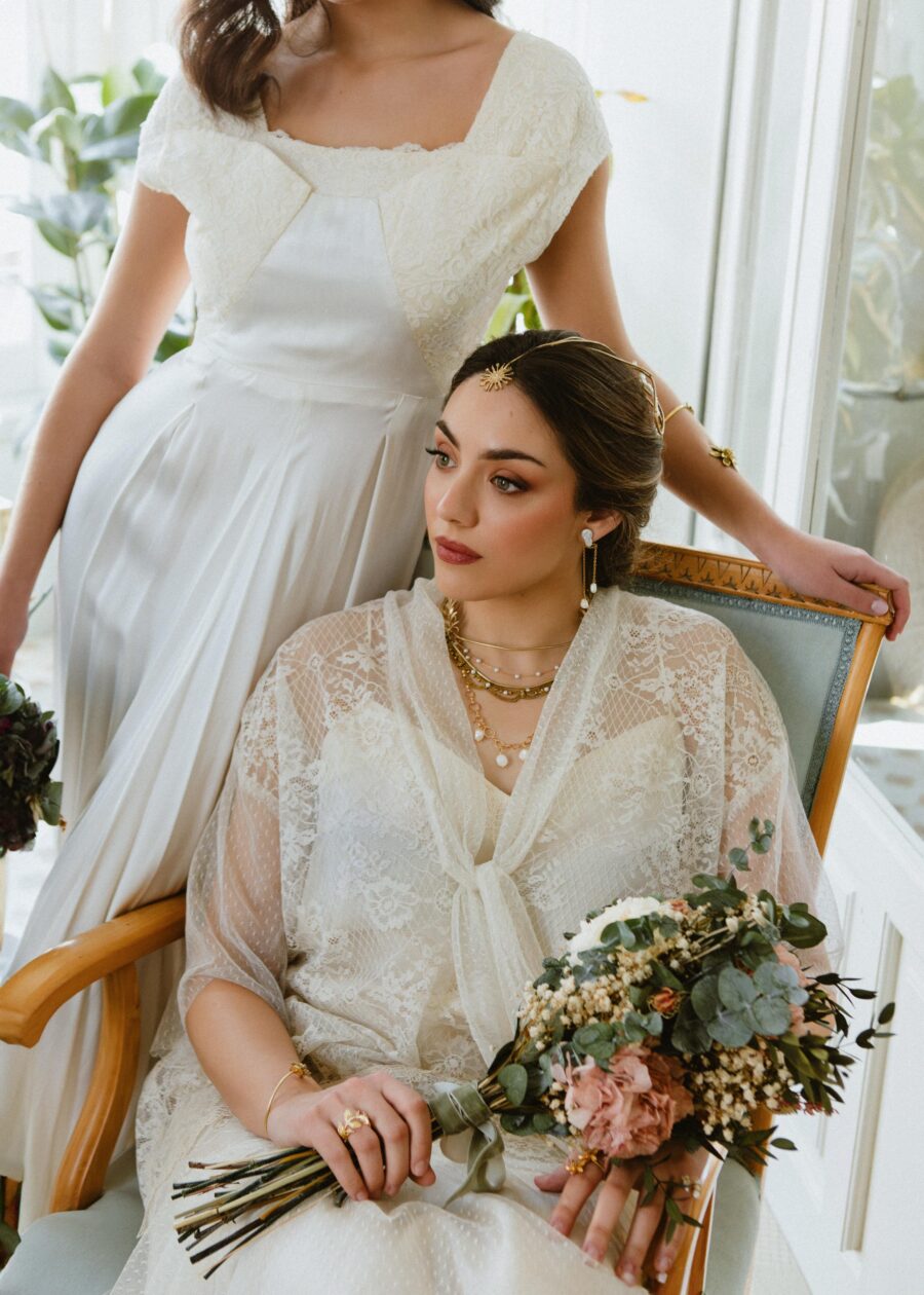 Vestido de Novia "Andrea" con Sobrecapa de Encaje – Primera Mitad del Siglo XX - Imagen 12