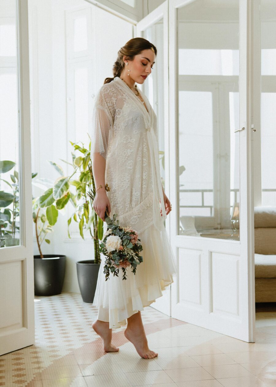 Vestido de Novia "Andrea" con Sobrecapa de Encaje – Primera Mitad del Siglo XX - Imagen 3