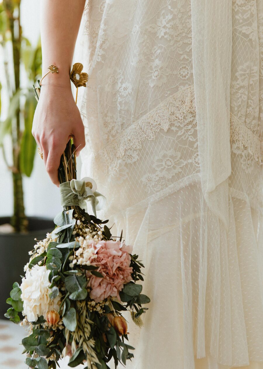 Vestido de Novia "Andrea" con Sobrecapa de Encaje – Primera Mitad del Siglo XX - Imagen 2