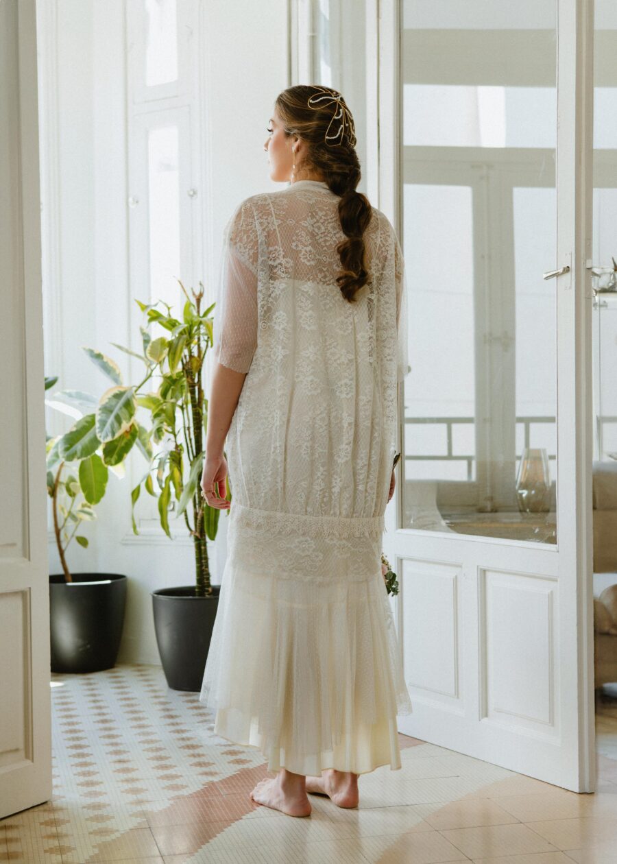 Vestido de Novia "Andrea" con Sobrecapa de Encaje – Primera Mitad del Siglo XX - Imagen 7