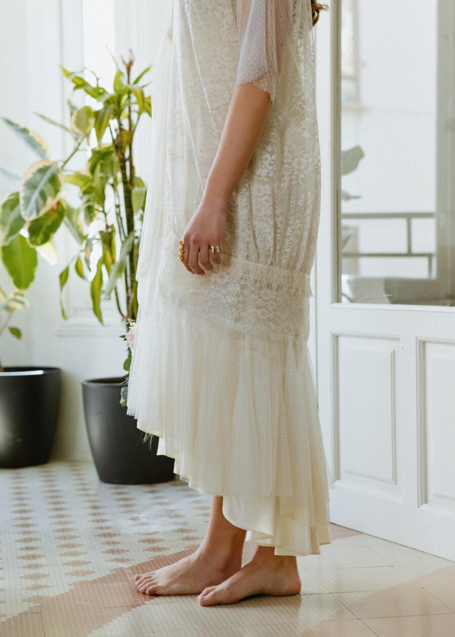 Vestido de Novia "Andrea" con Sobrecapa de Encaje – Primera Mitad del Siglo XX - Imagen 5
