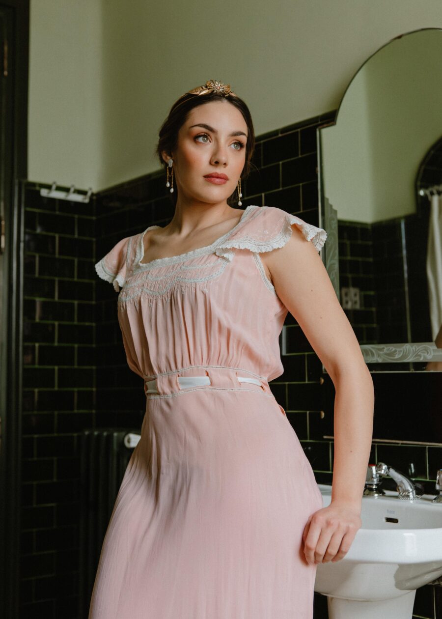 Vestido Lencero de Seda "Facunda" con Encaje de Bolillos – Principios del Siglo XX - Imagen 5