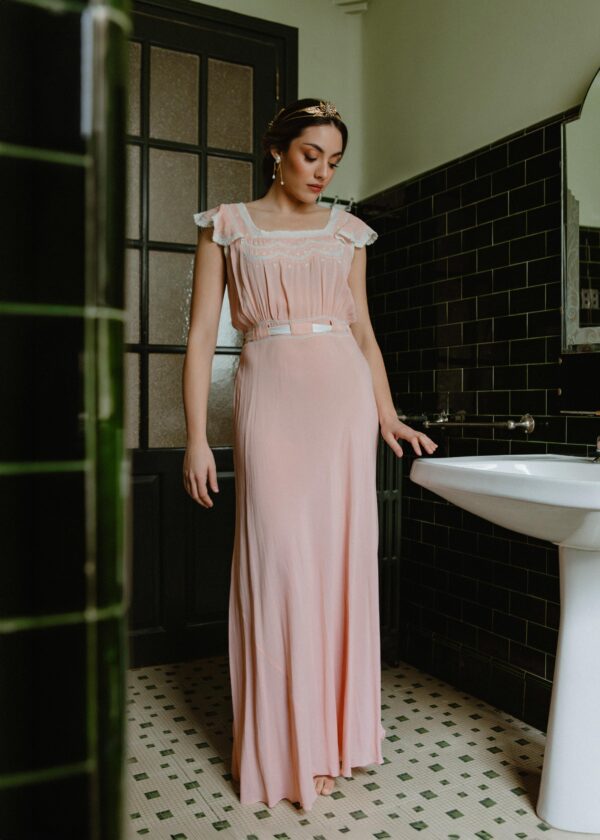 Vestido Lencero de Seda con Encaje de Bolillos – Principios del Siglo XX