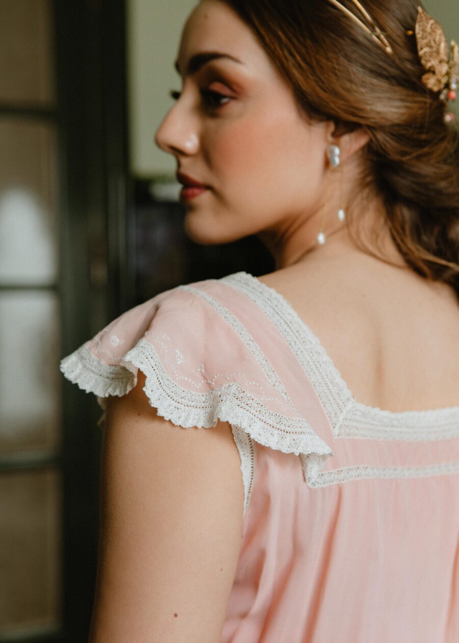 Vestido Lencero de Seda "Facunda" con Encaje de Bolillos – Principios del Siglo XX - Imagen 4