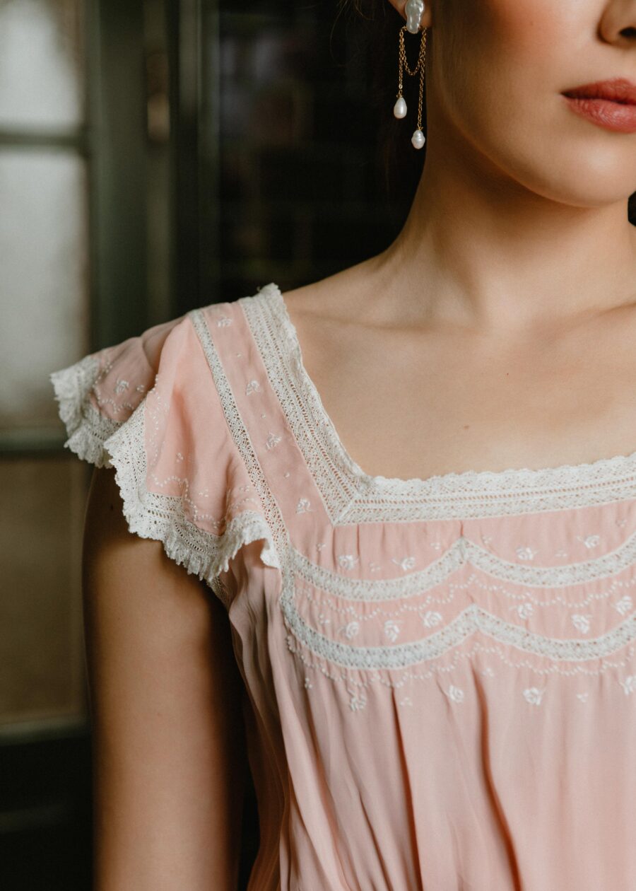 Vestido Lencero de Seda "Facunda" con Encaje de Bolillos – Principios del Siglo XX - Imagen 6