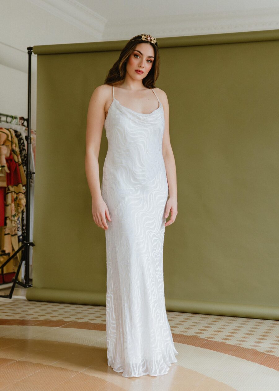 Vestido de Novia Vintage Años 90 "Leonor" con Espalda Cruzada y Tejido Satinado Texturizado - Imagen 6