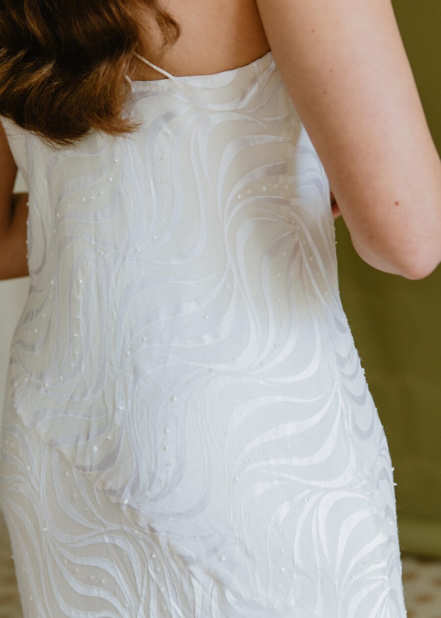 Vestido de Novia Vintage Años 90 "Leonor" con Espalda Cruzada y Tejido Satinado Texturizado - Imagen 11