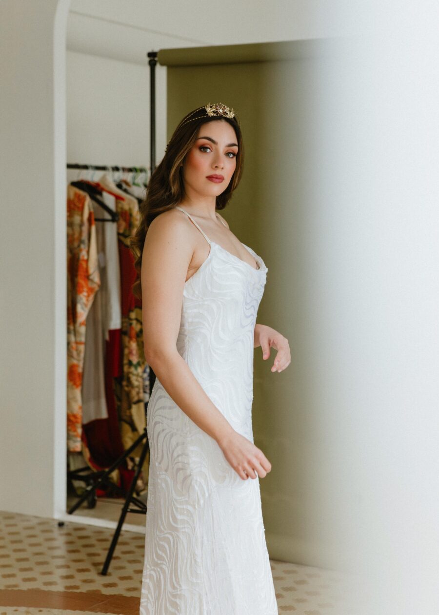 Vestido de Novia Vintage Años 90 "Leonor" con Espalda Cruzada y Tejido Satinado Texturizado - Imagen 5