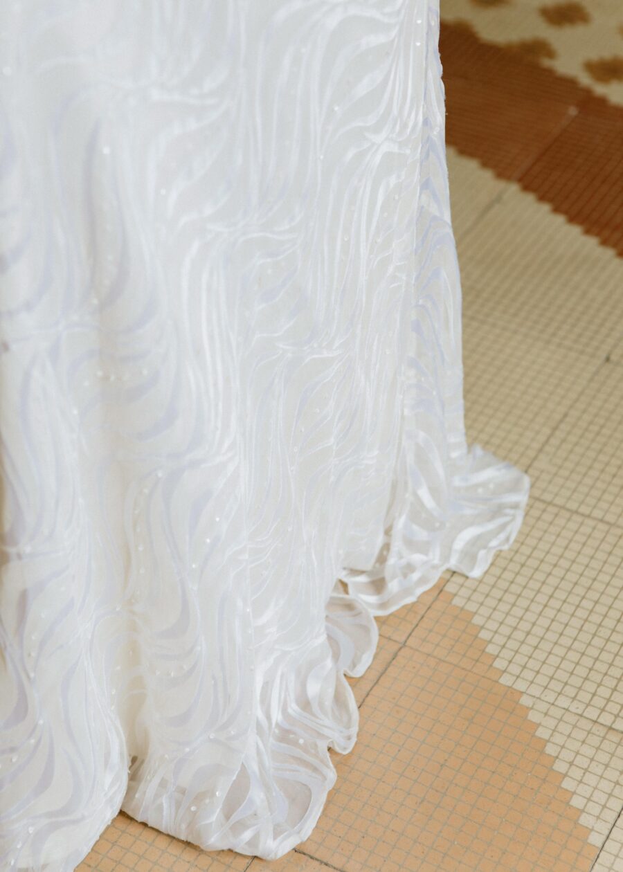 Vestido de Novia Vintage Años 90 "Leonor" con Espalda Cruzada y Tejido Satinado Texturizado - Imagen 7