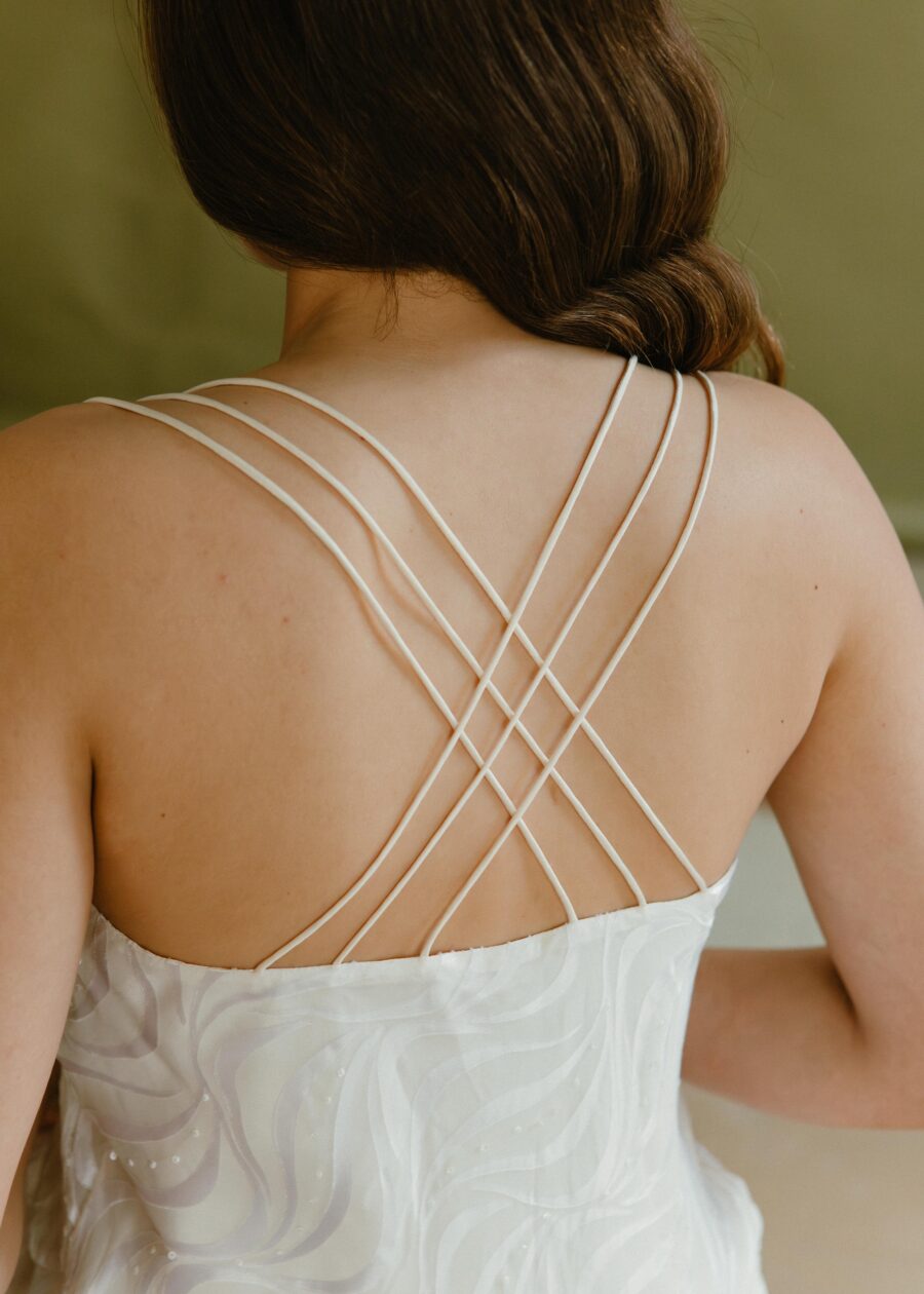Vestido de Novia Vintage Años 90 "Leonor" con Espalda Cruzada y Tejido Satinado Texturizado - Imagen 10