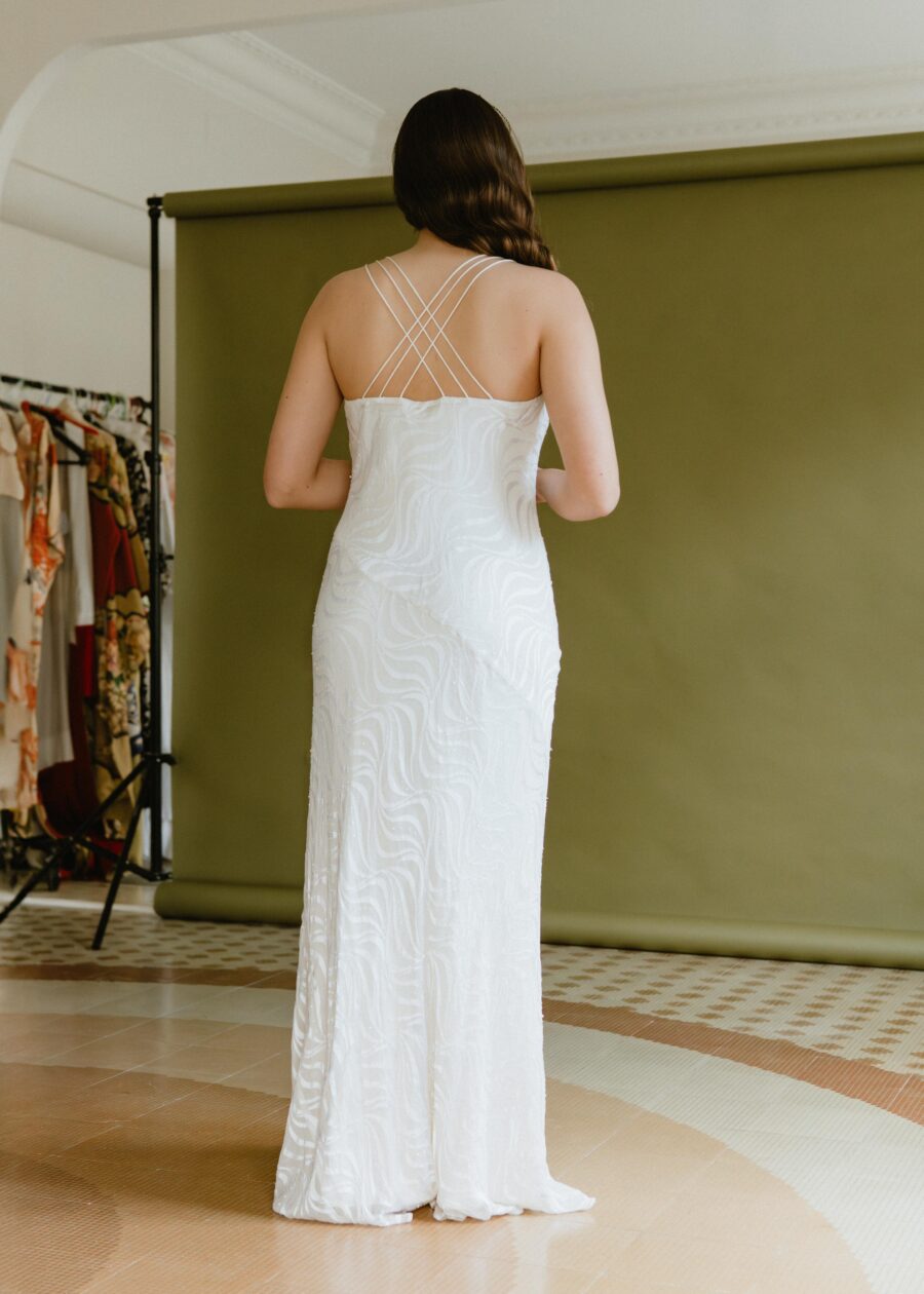 Vestido de Novia Vintage Años 90 "Leonor" con Espalda Cruzada y Tejido Satinado Texturizado - Imagen 9
