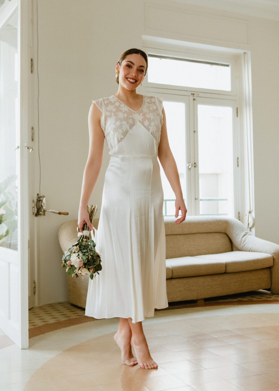 Vestido Lencero de Principios del S.XX en Raso con Canesú Bordado